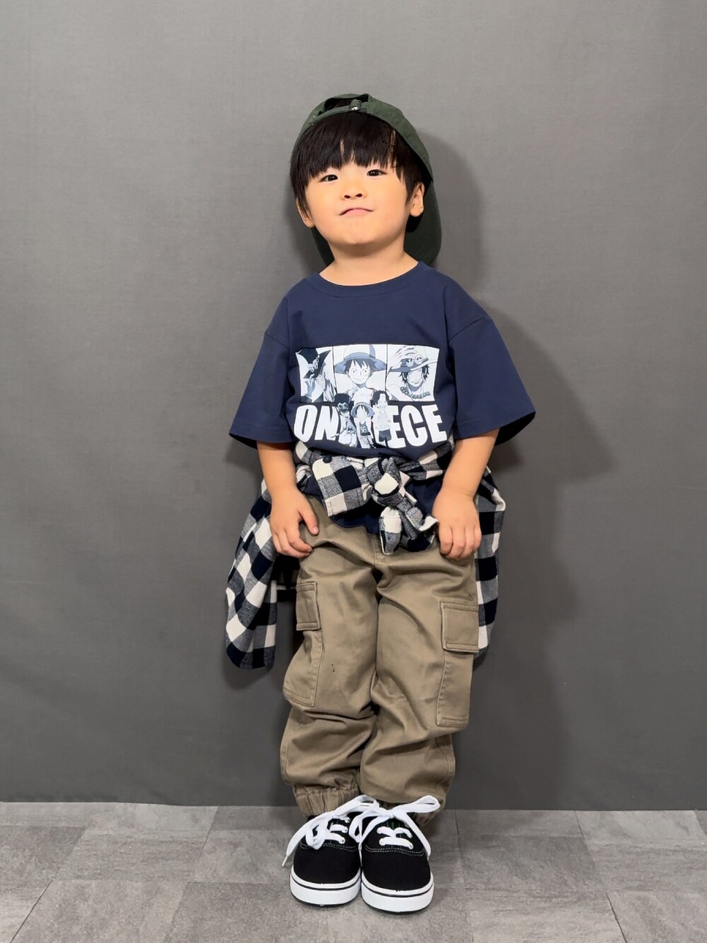 ブルー系のTシャツ/カットソー、ホワイト系のシャツ/ブラウス、ブラック系のパンツを着用したキッズの秋コーディネートの2枚目の写真