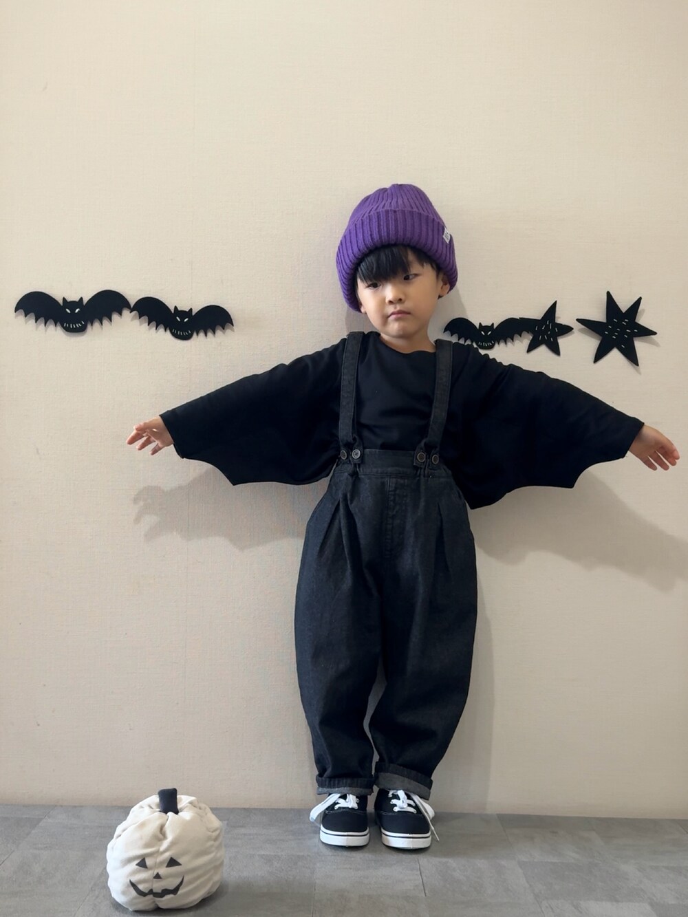 ブラック系のスニーカー、ブラック系のTシャツ/カットソー、ブラック系のサロペット/オーバーオールを着用したキッズの秋コーディネートの2枚目の写真