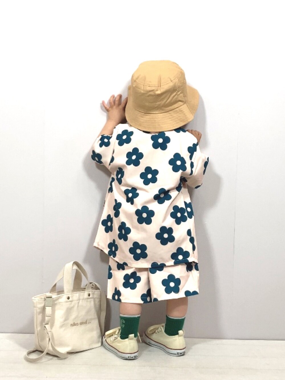 ベージュ系のセットアップ、グリーン系のTシャツ/カットソー、ホワイト系のスニーカーを着用したキッズの春コーディネートの5枚目の写真