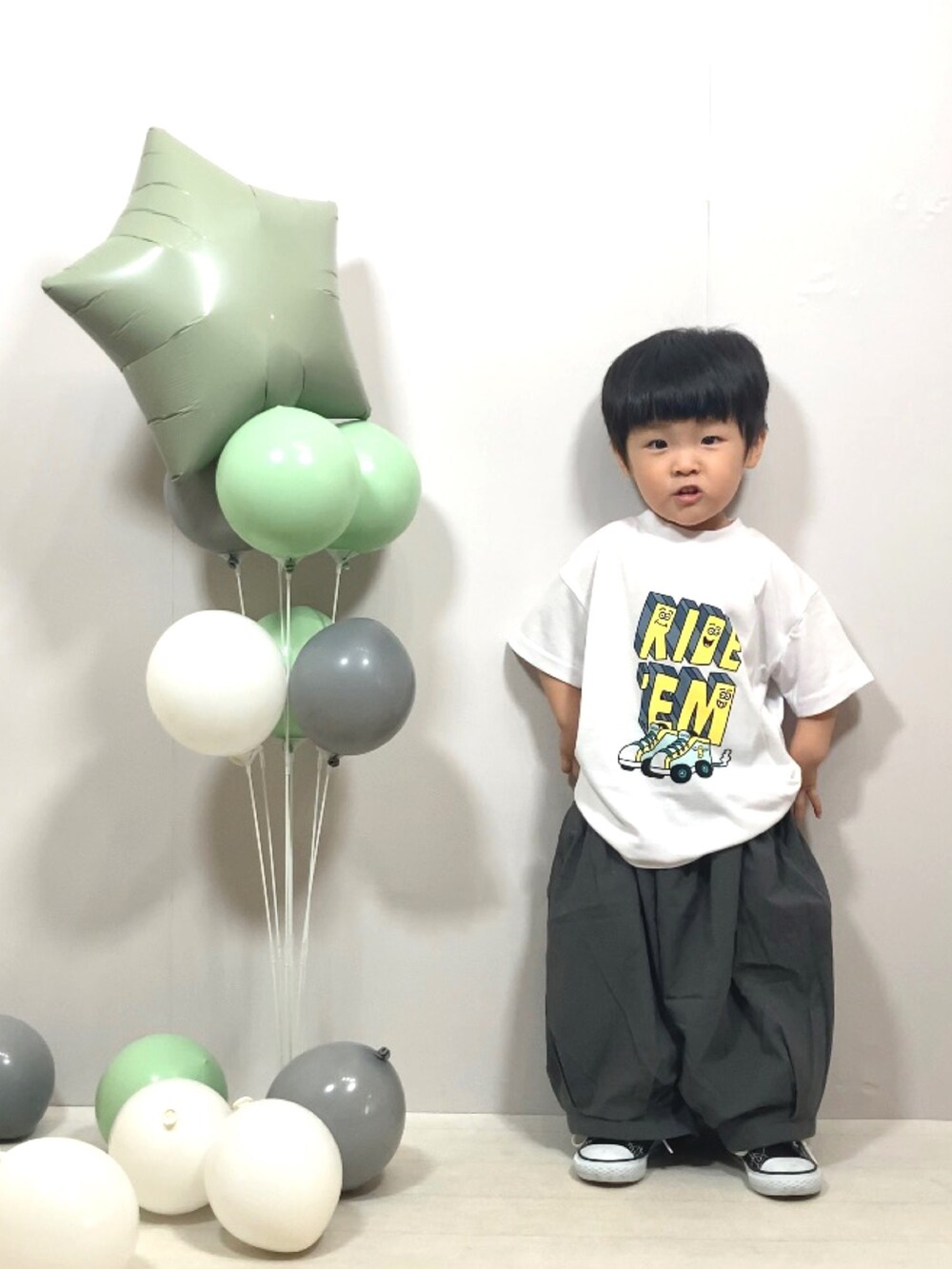 「みんなの白Tフェス、3歳、誕生日、ロゴT、ビッグシルエット、スニーカー、モノトーン、カジュアル、ストリート、夏セールで買いました、夏コーデ、ワイドパンツ」｜「BREEZEの【WEB限定】 クレオファスコラボ スニーカーTシャツ（Tシャツ/カットソー、イエロー系）」を使った、YU⭐︎さん（キッズ・90cm）の夏コーディネートの4枚目の写真