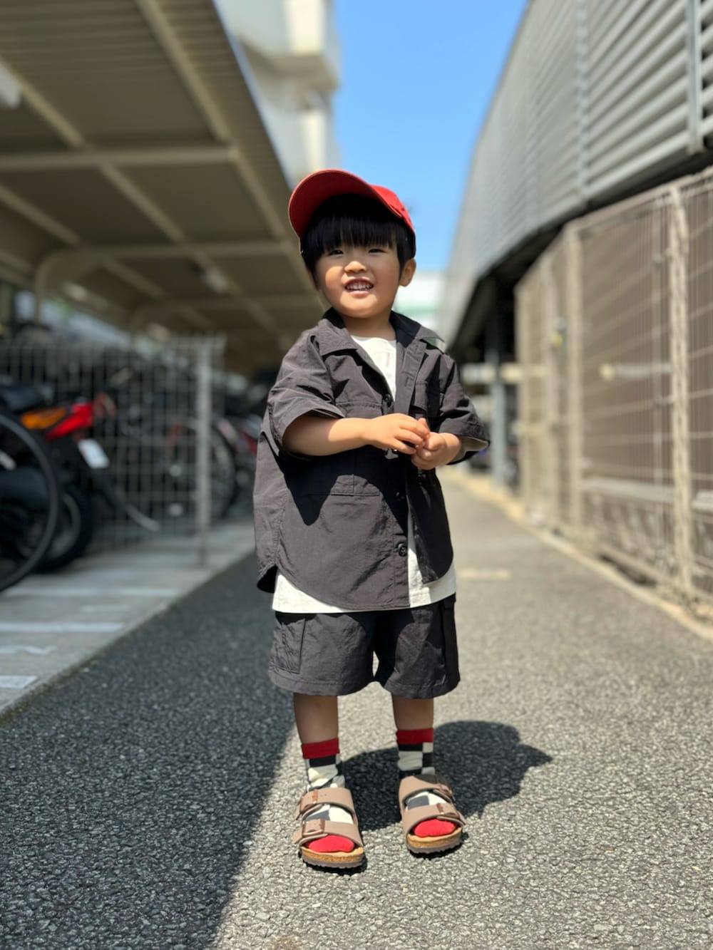 ブラック系のシャツ/ブラウス、ホワイト系のTシャツ/カットソー、ブラック系のパンツを着用したキッズの春コーディネートの2枚目の写真