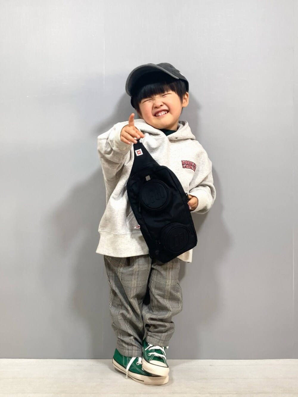 「ストリート、キャップ、スウェット、パーカー、チェック、UNIQLO、ショルダーバッグ、モノトーン、スニーカー、タートルネック、レイヤードスタイル、お出かけコーデ、休日スタイル、カジュアルコーデ、デートコーデ」｜「LOWRYS FARMのWB100　トムジェリフーディー　975188（スウェット、グレー系）」を使った、YU⭐︎さん（キッズ・90cm）の冬コーディネートの4枚目の写真