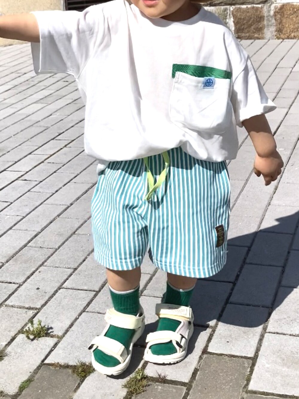 ホワイト系のTシャツ/カットソー、その他のその他パンツ、ホワイト系のサンダルを着用したキッズの春コーディネートの5枚目の写真