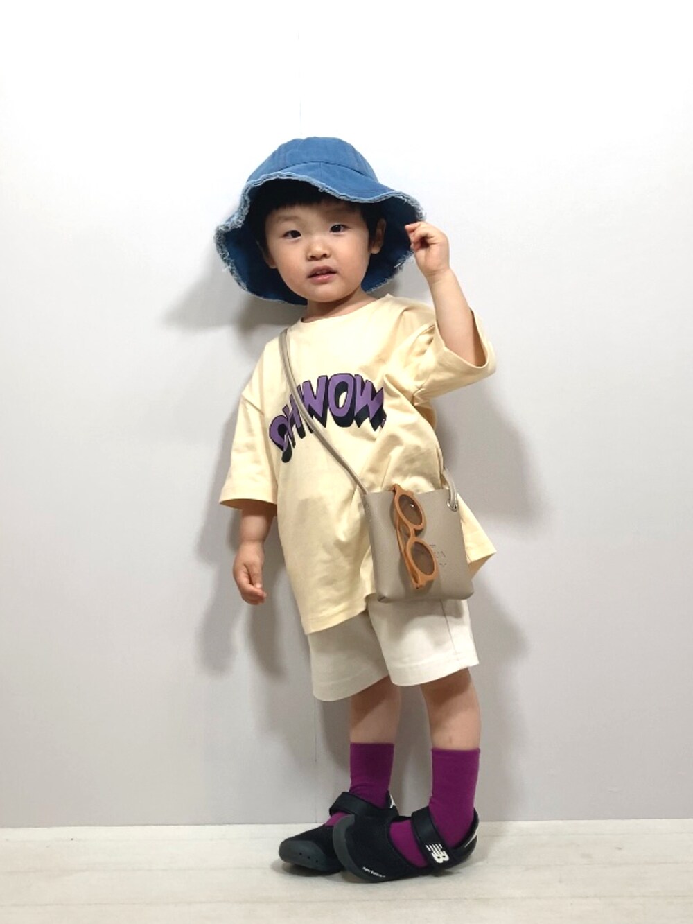 ベージュ系のTシャツ/カットソー、ホワイト系のその他パンツ、ベージュ系のショルダーバッグを着用したキッズの夏コーディネートの5枚目の写真