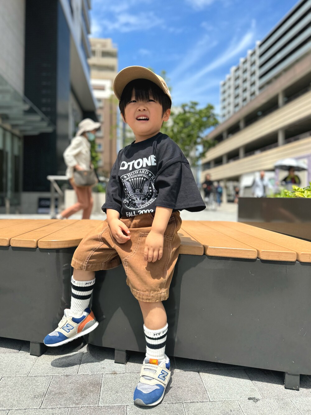ブラック系のTシャツ/カットソー、ブラウン系のその他パンツ、その他のスニーカーを着用したキッズの夏コーディネートの3枚目の写真