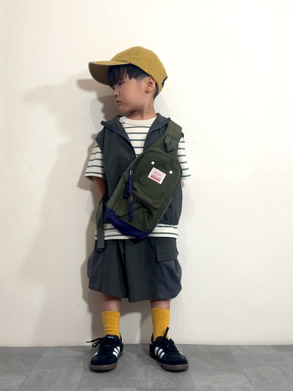 グレー系のベスト、グレー系のその他パンツ、ブラック系のスニーカーを着用したキッズの夏コーディネートの4枚目の写真