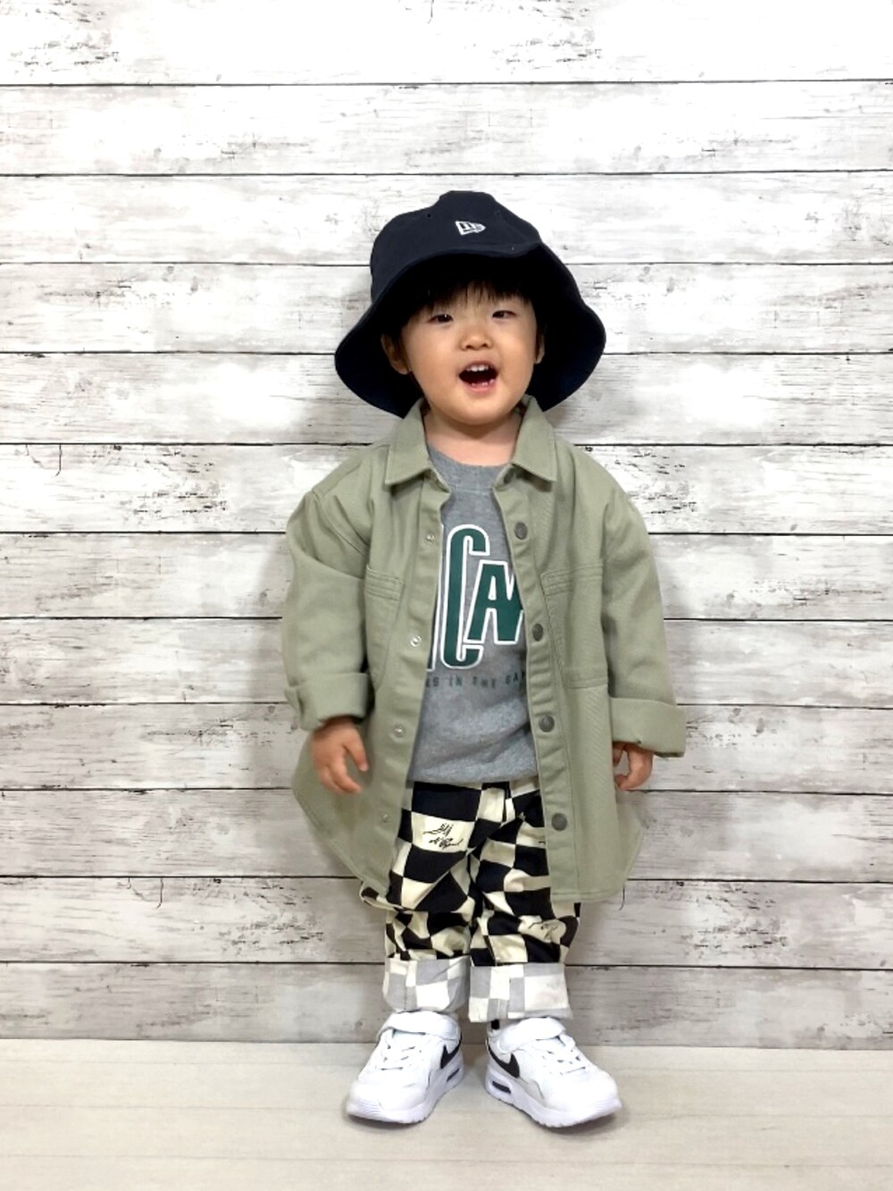 グリーン系のジャケット/アウター、グレー系のスウェット、ブラック系のその他パンツを着用したキッズの秋コーディネートの2枚目の写真