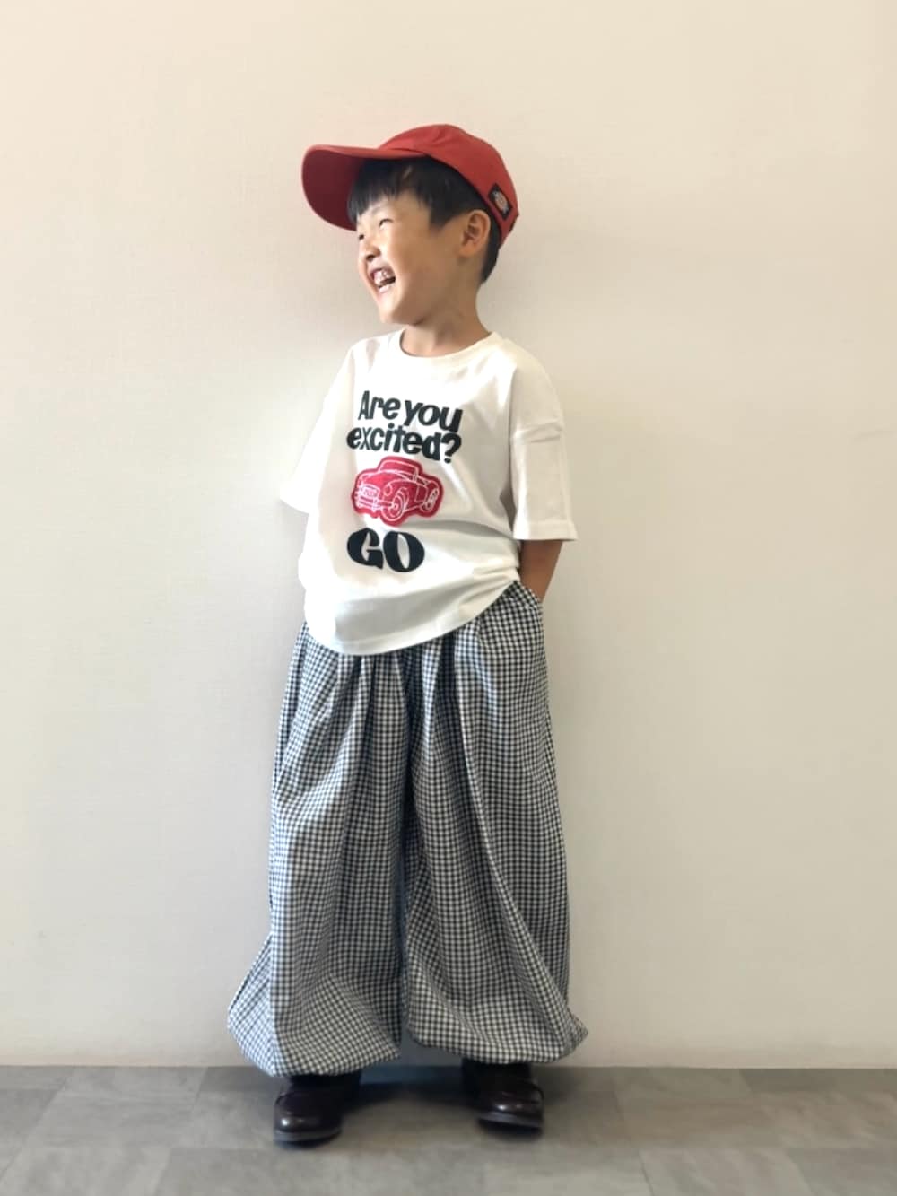 ホワイト系のTシャツ/カットソー、ブラック系のその他パンツ、ブラウン系のローファーを着用したキッズの夏コーディネートの2枚目の写真