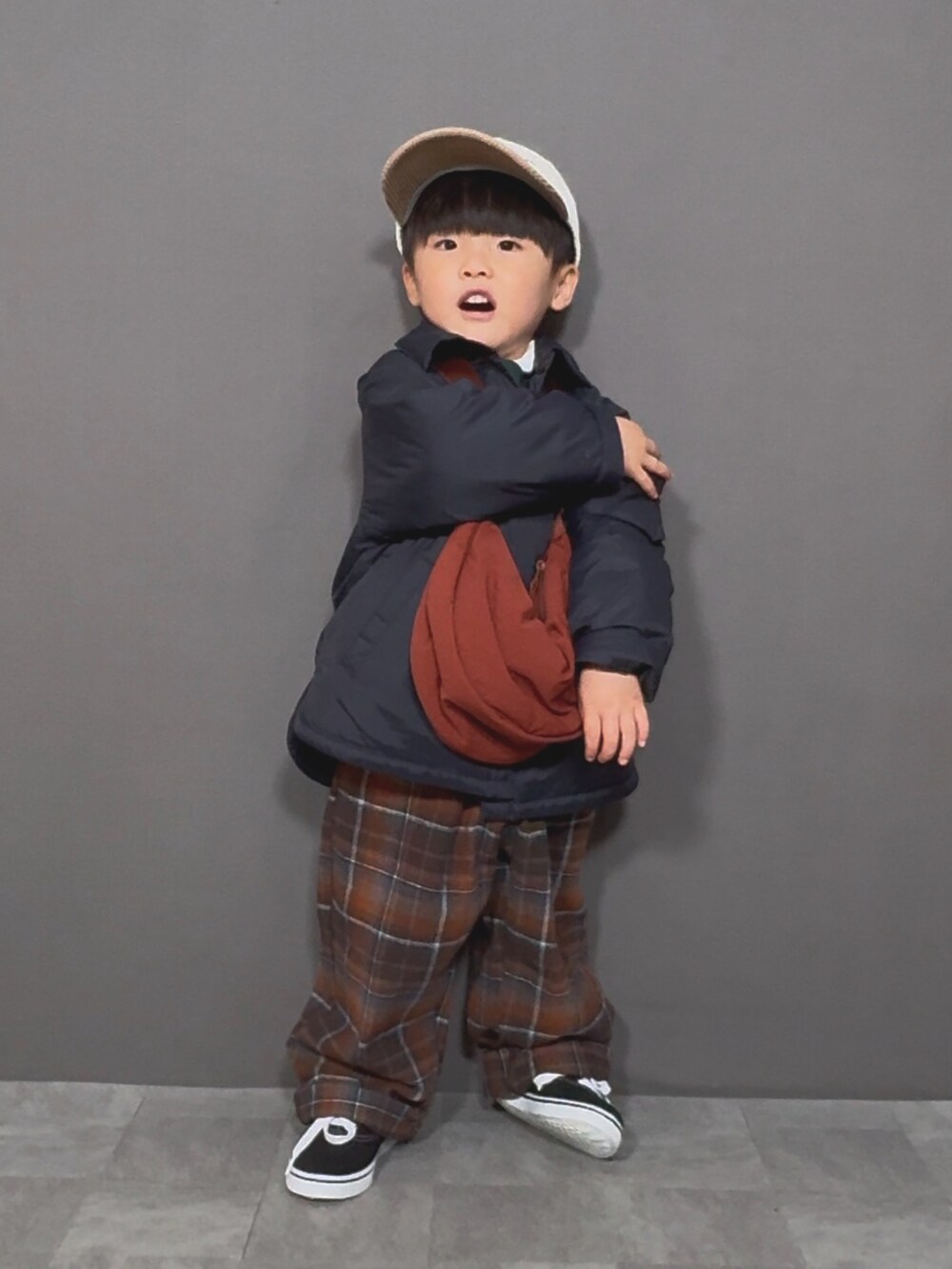 ブルー系のジャケット/アウター、グリーン系のスウェット、ホワイト系のTシャツ/カットソーを着用したキッズの冬コーディネートの5枚目の写真