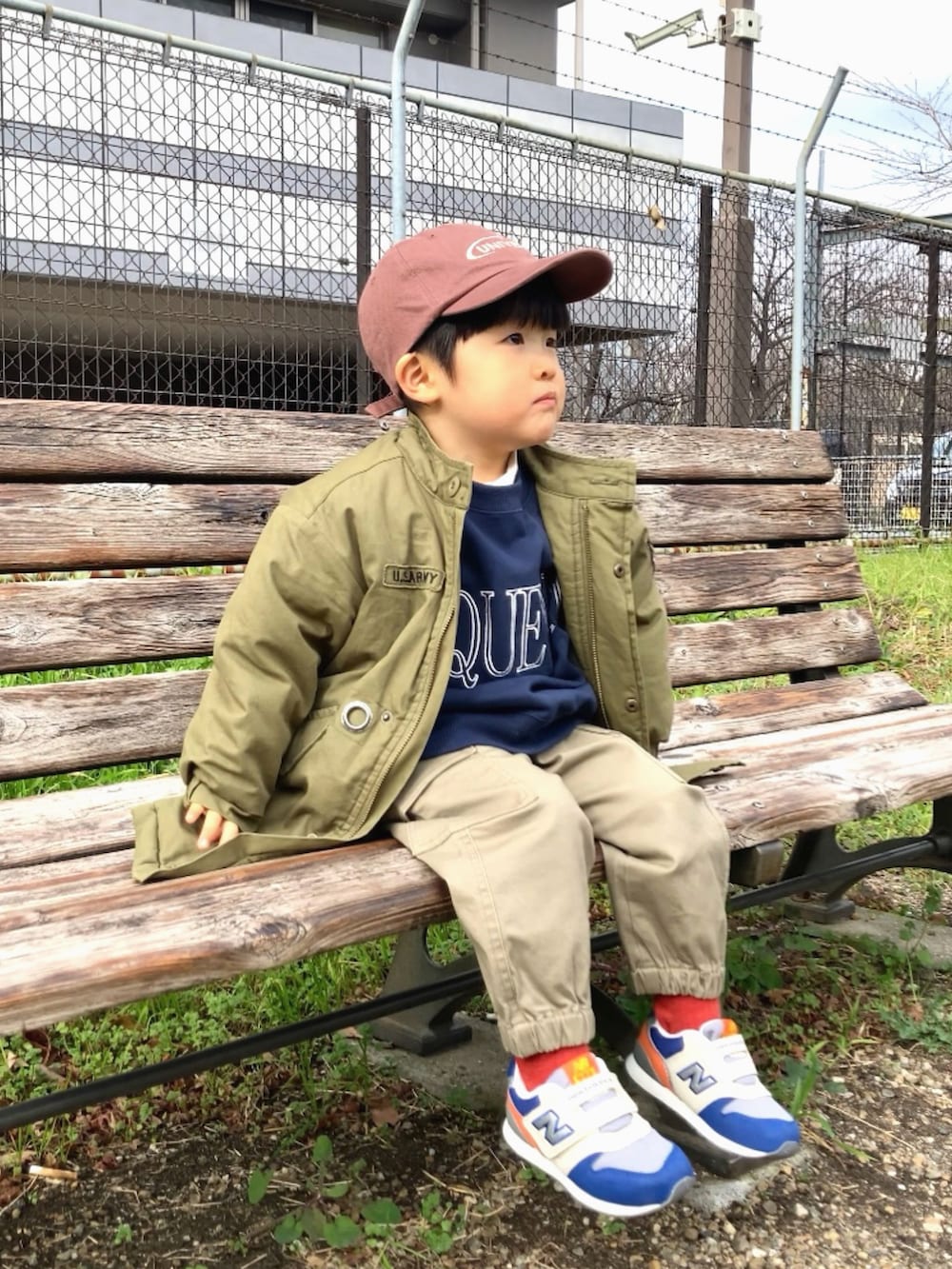 グリーン系のジャケット/アウター、ブルー系のスウェット、ホワイト系のTシャツ/カットソーを着用したキッズの冬コーディネートの4枚目の写真