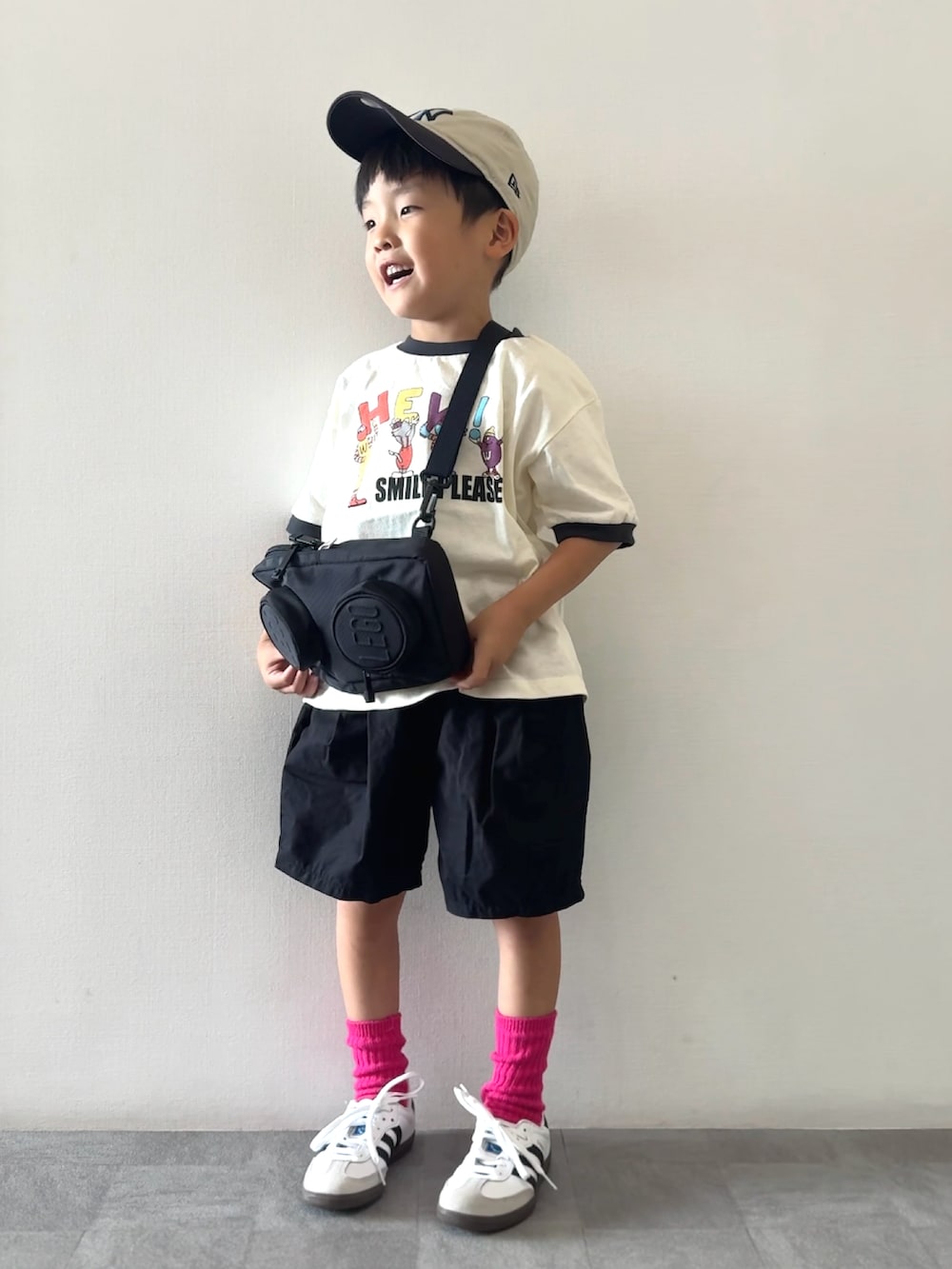 ホワイト系のTシャツ/カットソー、ブラック系のその他パンツ、ブラック系のメッセンジャーバッグを着用したキッズの夏コーディネートの3枚目の写真