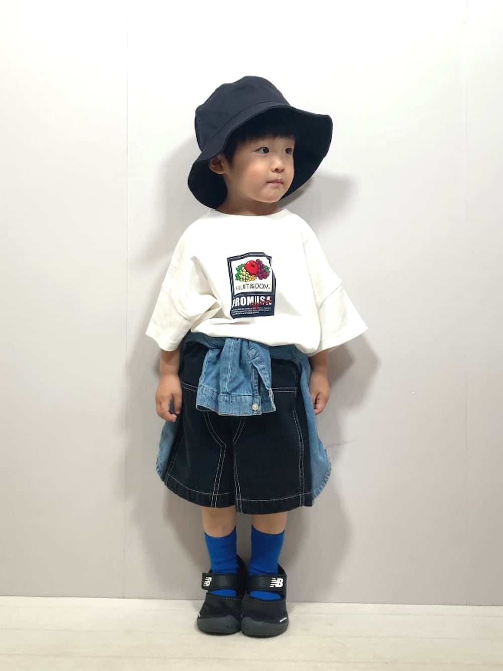ホワイト系のTシャツ/カットソー、ブラック系のその他パンツ、ブルー系のシャツ/ブラウスを着用したキッズの夏コーディネートの3枚目の写真