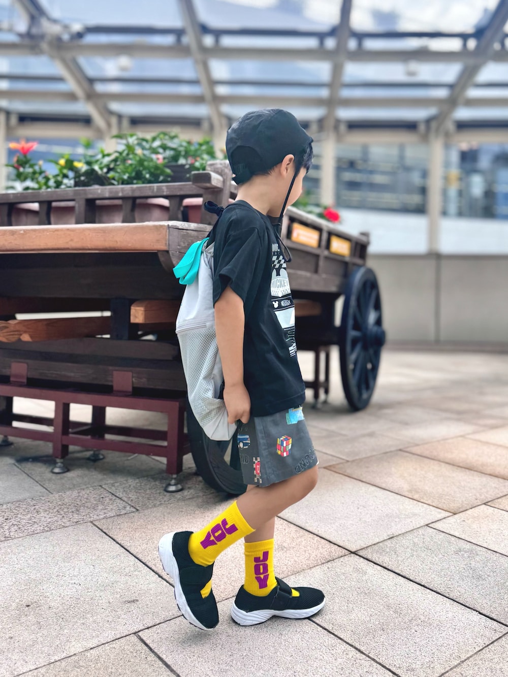 グレー系のバックパック/リュック、グレー系のその他パンツ、ブラック系のサンダルを着用したキッズの夏コーディネートの2枚目の写真