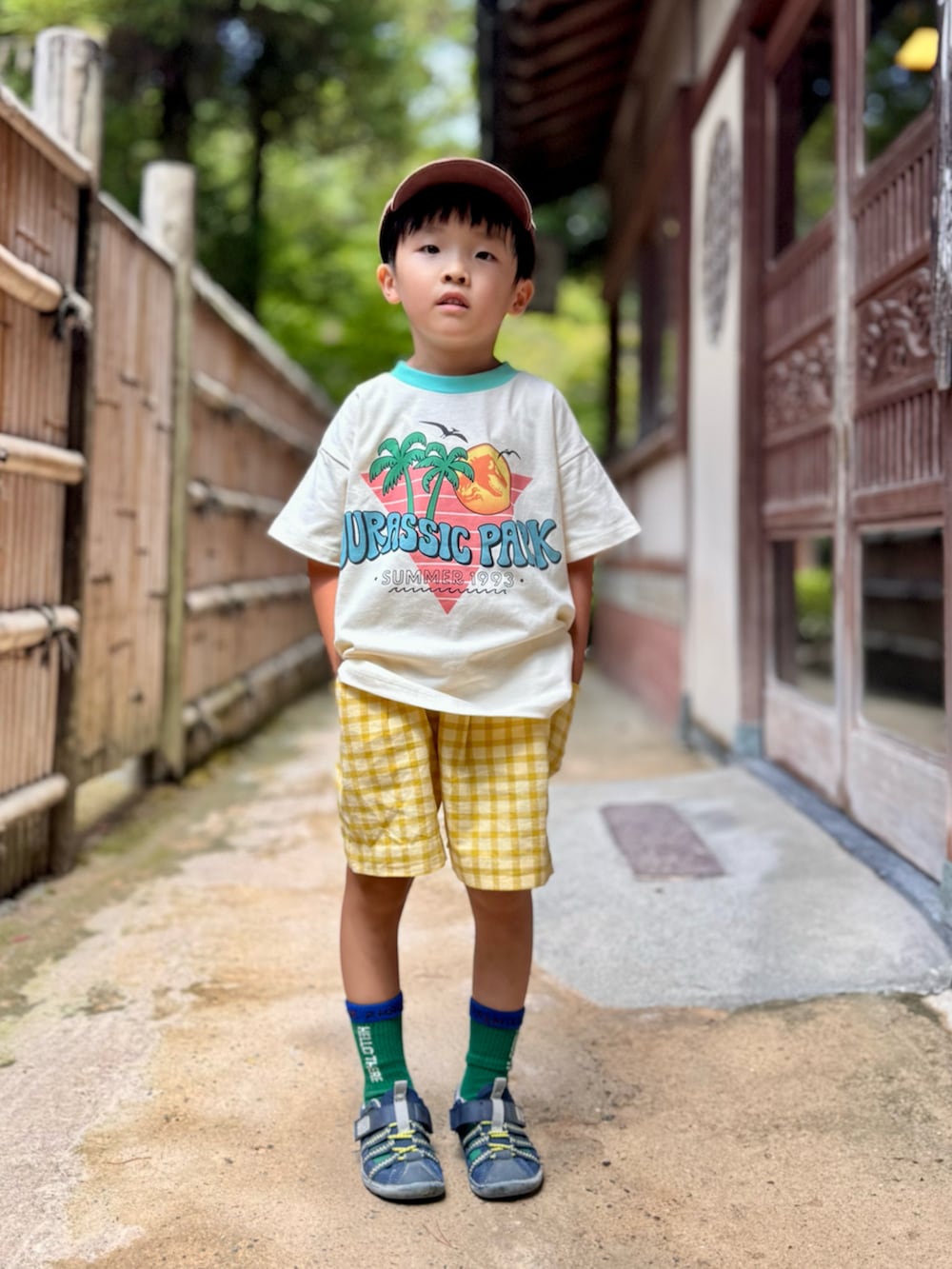 ホワイト系のTシャツ/カットソー、イエロー系のその他パンツ、ブルー系のサンダルを着用したキッズの夏コーディネートの3枚目の写真