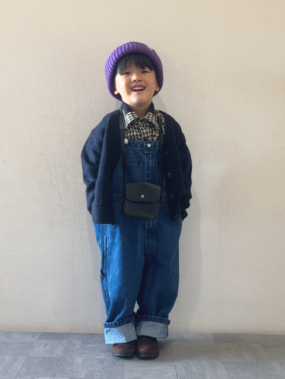 ブラック系のシャツ/ブラウス、ブルー系のサロペット/オーバーオール、ブラウン系のブーツを着用したキッズの秋コーディネートの2枚目の写真