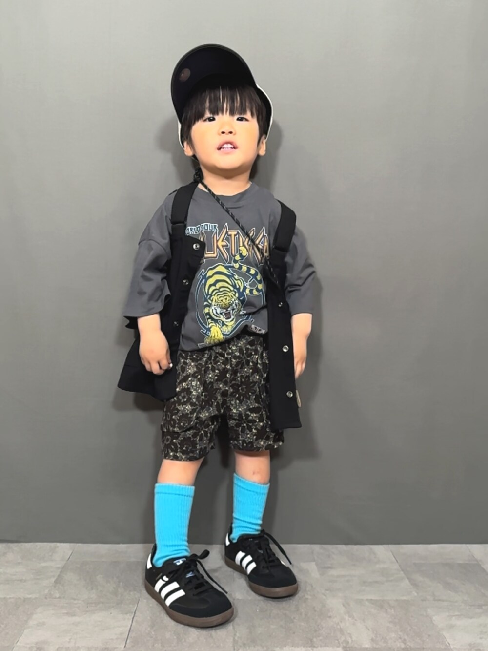 ブラック系のベスト、グレー系のTシャツ/カットソー、ブラック系のその他パンツを着用したキッズの夏コーディネートの3枚目の写真