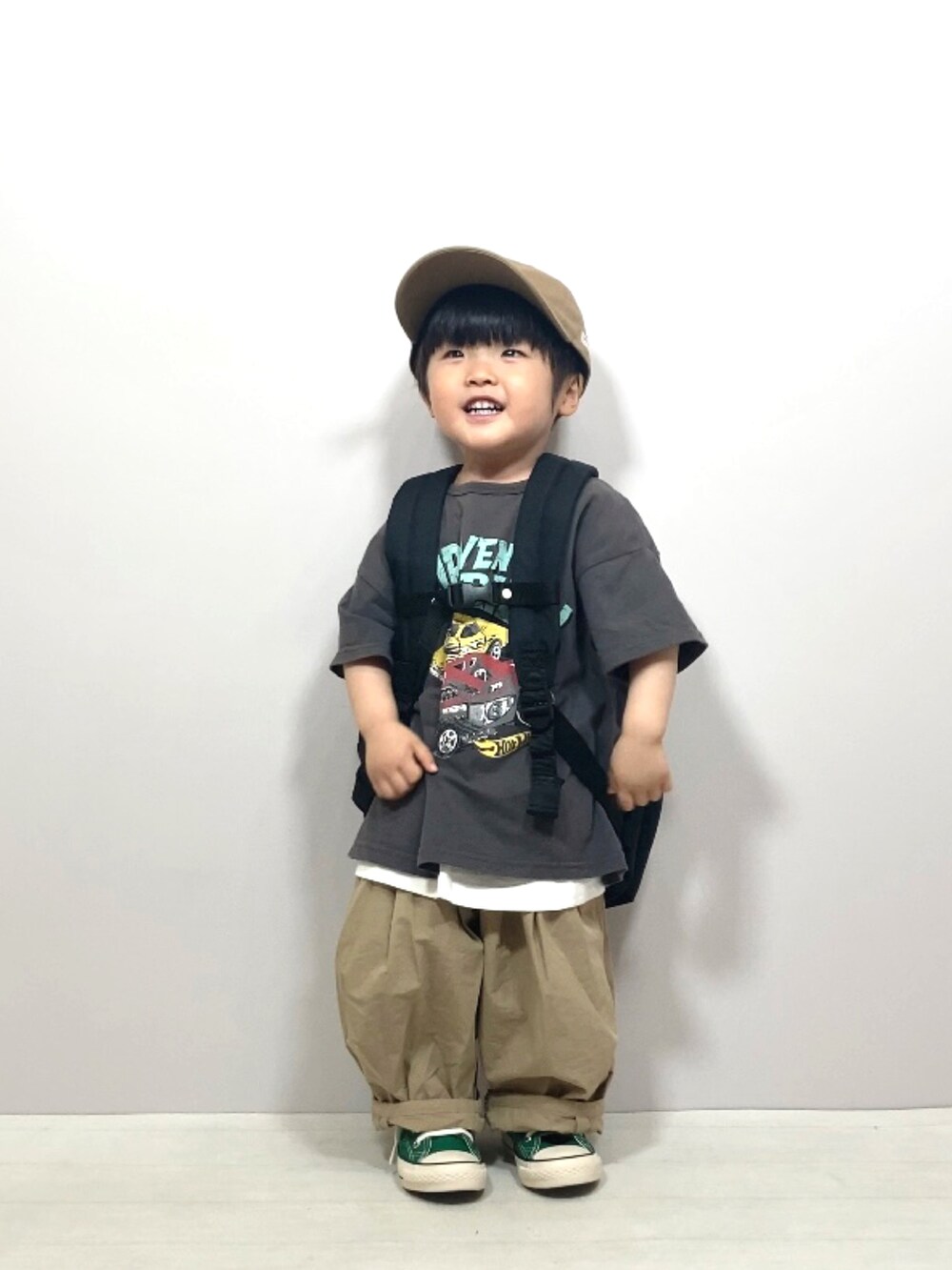 グレー系のTシャツ/カットソー、ホワイト系のTシャツ/カットソー、ベージュ系のその他パンツを着用したキッズの春コーディネートの2枚目の写真