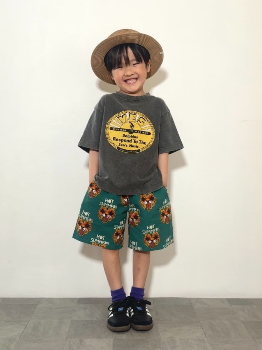 ブラック系のスニーカー、グリーン系のその他パンツ、パープル系のソックス/靴下を着用したキッズの春コーディネートの2枚目の写真