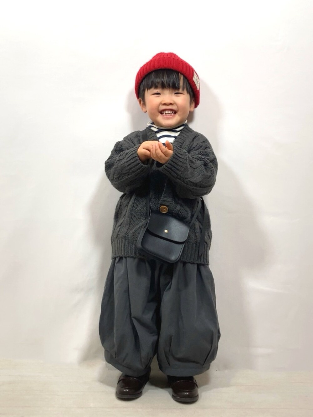 グレー系のカーディガン/ボレロ、ブルー系のTシャツ/カットソー、グレー系のその他パンツを着用したキッズの冬コーディネートの3枚目の写真