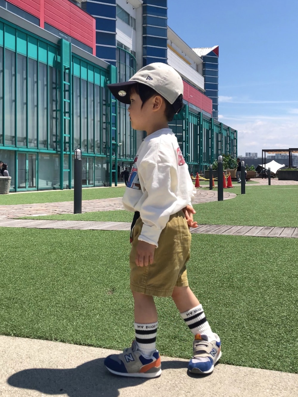 ホワイト系のTシャツ/カットソー、イエロー系のその他パンツ、その他のスニーカーを着用したキッズの春コーディネートの3枚目の写真