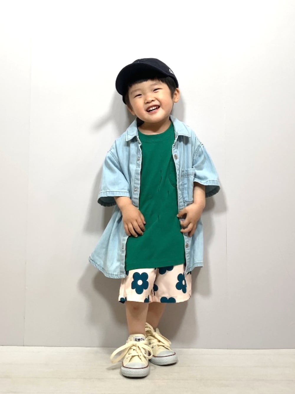 「ビッグシルエット、シンプルコーデ、初夏コーデ、白スニーカー、ハーフパンツ、プチプラ、レイヤードスタイル、シャツスタイル、古着MIX、ストリート、夏コーデ、カジュアル、カラーパンツ、お出かけコーデ」｜「ZARA KIDSのアイテム（シャツ/ブラウス、ブルー系）」を使った、YU⭐︎さん（キッズ・90cm）の夏コーディネートの3枚目の写真