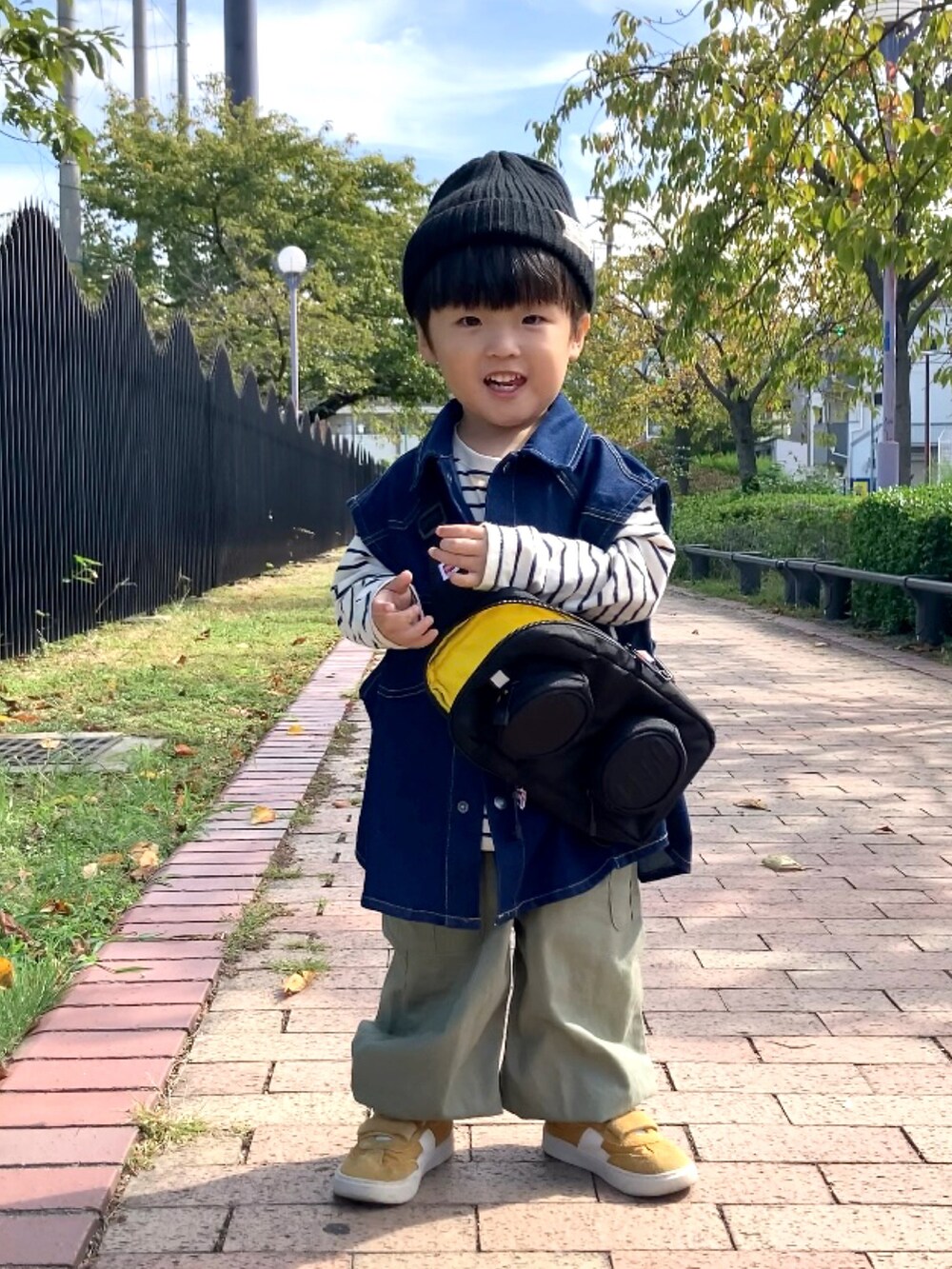 ブルー系のベスト、ホワイト系のTシャツ/カットソー、グリーン系のカーゴパンツを着用したキッズの秋コーディネートの2枚目の写真