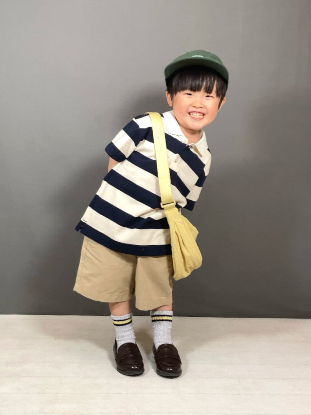 「休日スタイル、ボーダー、キャップ、ローファー、ショートパンツ、ショルダーバッグ、春コーデ、お出かけコーデ、カジュアルコーデ、プチプラ、デートコーデ、スポーツミックス、春夏コーデ」｜「UNIQLOのアイテム（トップス、ベージュ系）」を使った、YU⭐︎さん（キッズ・90cm）の春コーディネートの3枚目の写真
