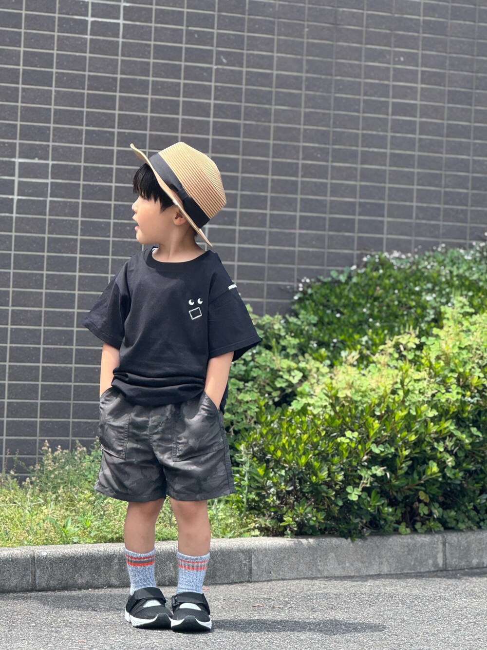 ブラック系のTシャツ/カットソー、グレー系のパンツ、ブラック系のサンダルを着用したキッズの夏コーディネートの5枚目の写真