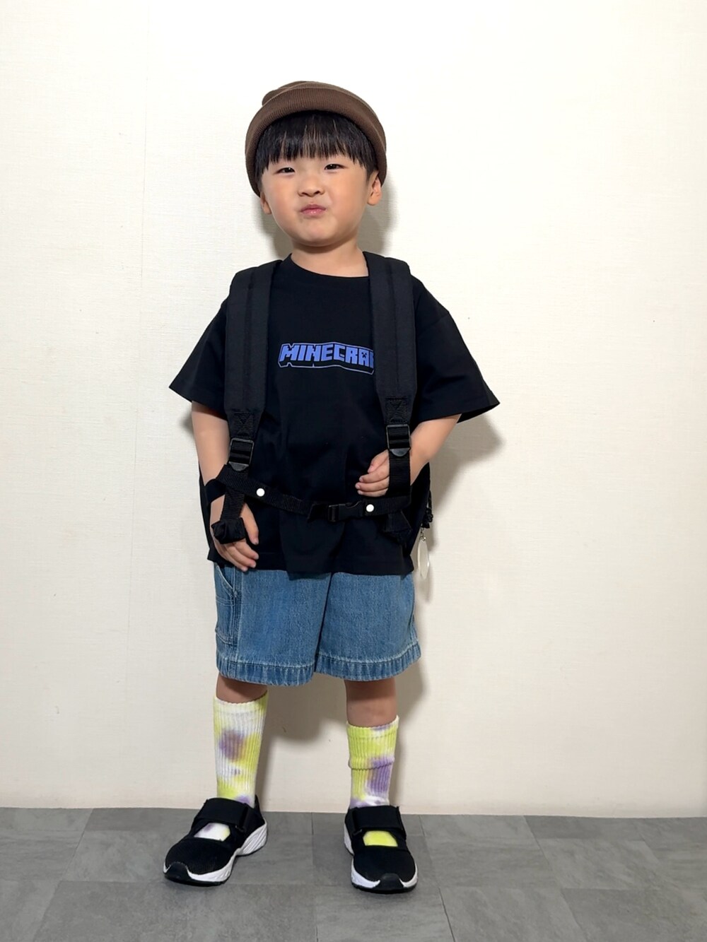 「ハーフパンツ、Tシャツ、ニット帽、韓国子供服、デニム、プチプラ、シンプルコーデ、春夏コーデ、カジュアルコーデ、お出かけコーデ、休日スタイル、春色コーデ、スポーツミックス、ストリート」｜「UNIQLOのアイテム（Tシャツ/カットソー、ブラック系）」を使った、YU⭐︎さん（キッズ・100cm）の春コーディネートの2枚目の写真