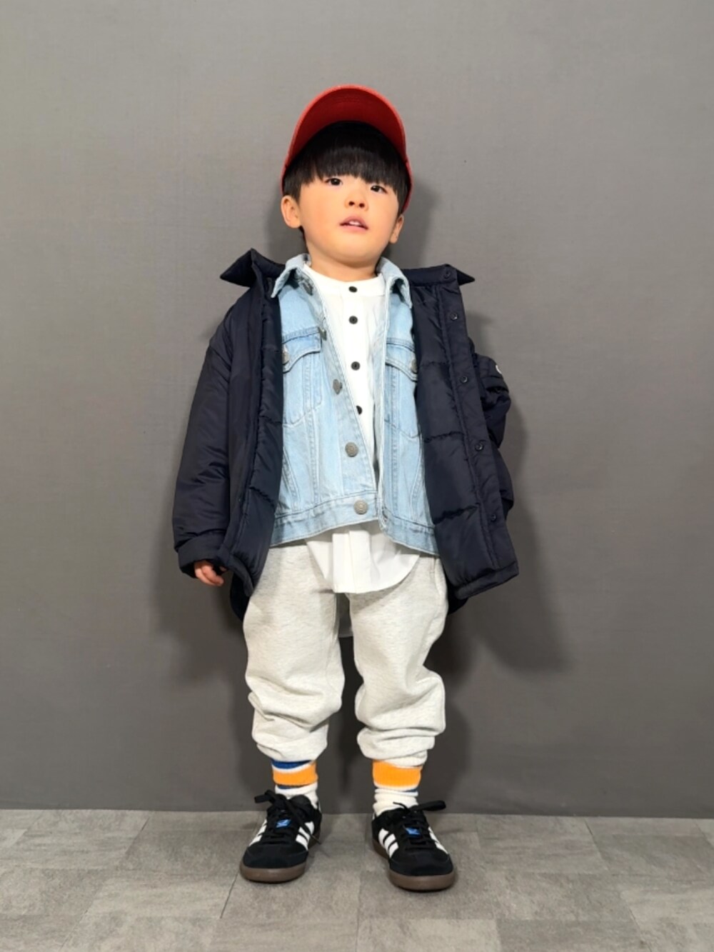「レイヤードスタイル、ダウンジャケット、デニムジャケット、デニム、シャツスタイル、スウェットパンツ、スニーカー、キャップ、お出かけコーデ、休日スタイル、プチプラ、きれいめカジュアル、春アウター」｜「UNIQLOのアイテム（ジャケット/アウター、ブルー系）」を使った、YU⭐︎さん（キッズ・100cm）の冬コーディネートの5枚目の写真