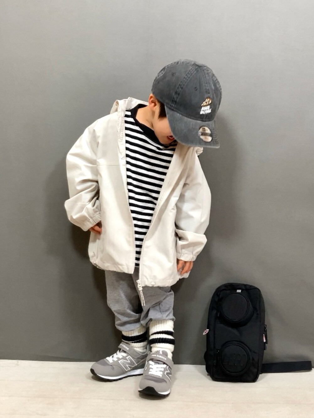 「カジュアルコーデ、ボーダー、スウェットパンツ、スニーカー、ショルダーバッグ、キャップ、モノトーン、春アウター、春コーデ、レイヤードスタイル、デートコーデ、スポーツミックス、デニム、春服みてみて、ジャケットスタイル」｜「UNIQLOのアイテム（ジャケット/アウター、ホワイト系）」を使った、YU⭐︎さん（キッズ・90cm）の冬コーディネートの5枚目の写真