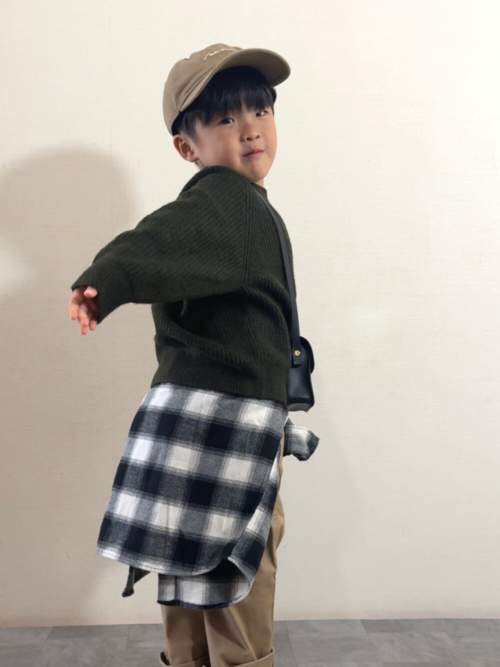 ブラウン系のローファー、グリーン系のニット/セーター、ブラック系のシャツ/ブラウスを着用したキッズの秋コーディネートの3枚目の写真