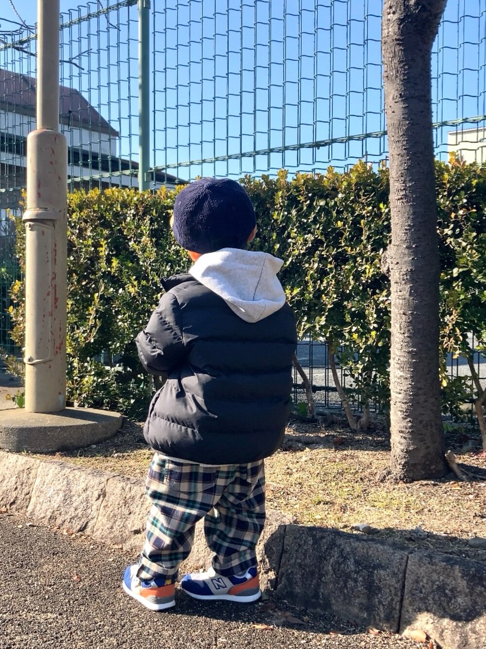 「休日スタイル、お出かけコーデ、冬コーデ、UNIQLO、チェック、スニーカー、キャップ、スウェット、カジュアルコーデ、コーデュロイ、ストリート、パーカー」｜「UNIQLOのアイテム（ダウンジャケット/コート、ブラック系）」を使った、YU⭐︎さん（キッズ・90cm）の冬コーディネートの5枚目の写真