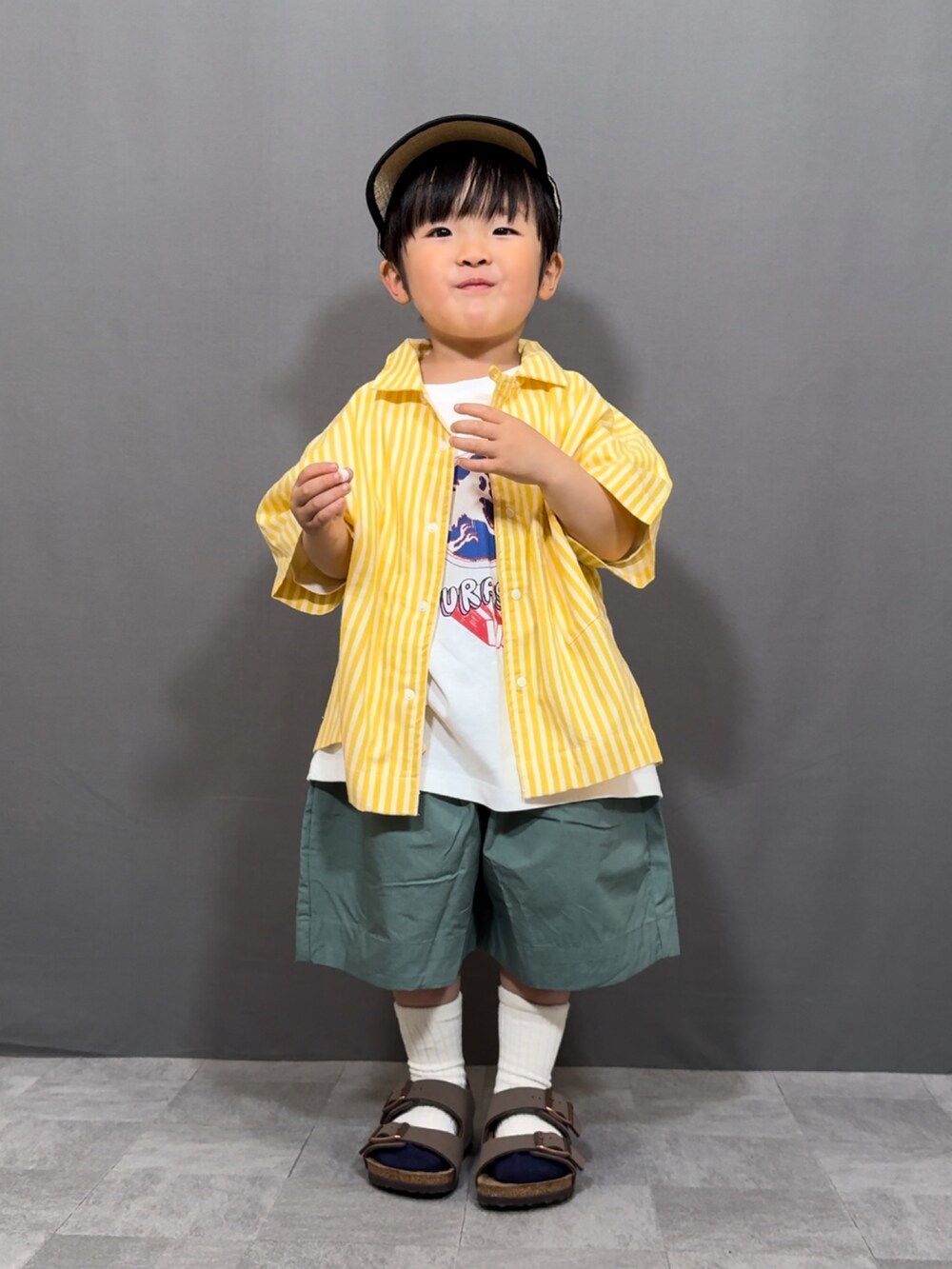 イエロー系のシャツ/ブラウス、ホワイト系のTシャツ/カットソー、グリーン系のその他パンツを着用したキッズの春コーディネートの3枚目の写真