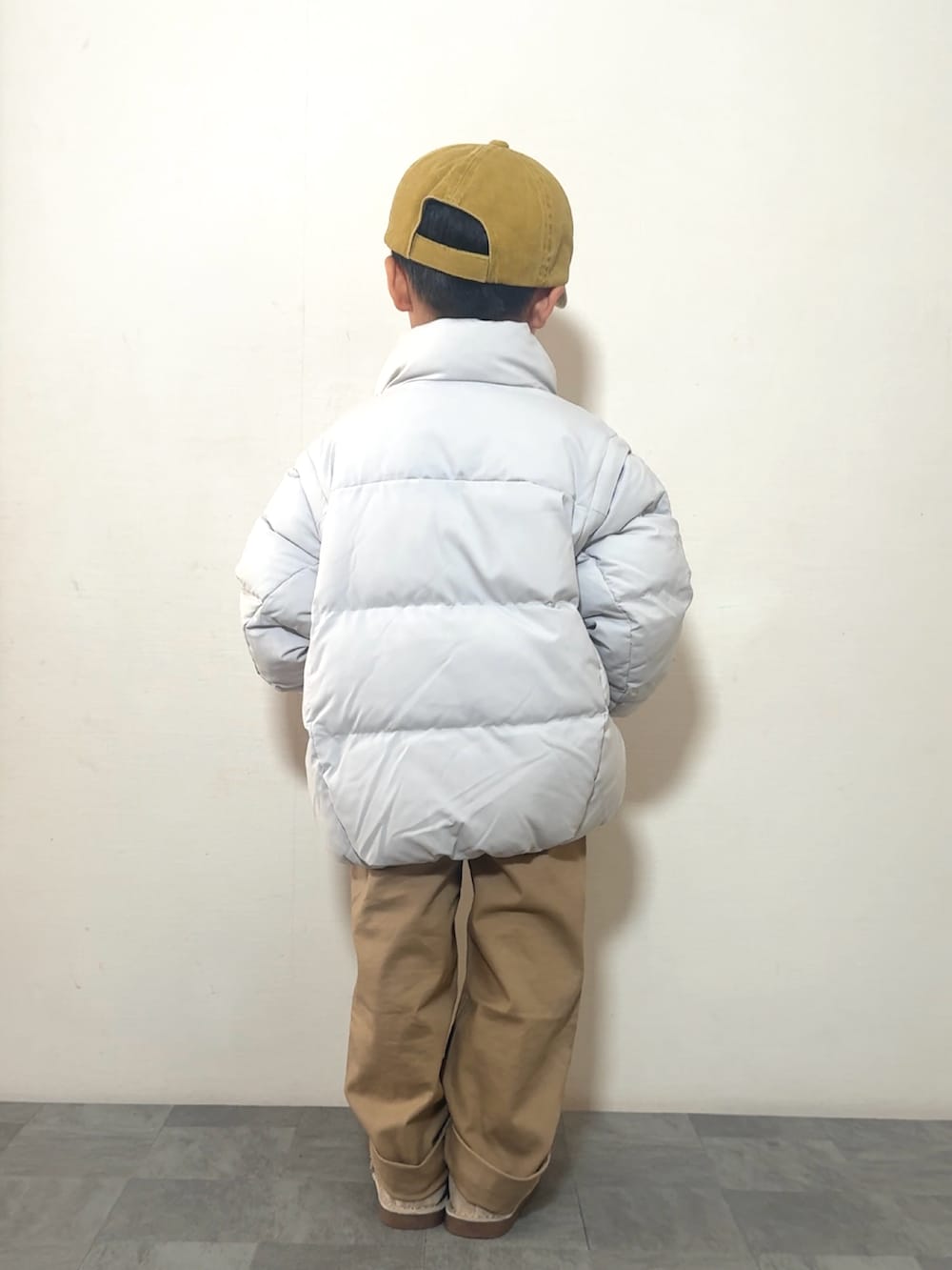 ブルー系のシャツ/ブラウス、ベージュ系のモカシン/デッキシューズ、ブルー系のスウェットを着用したキッズの秋コーディネートの3枚目の写真