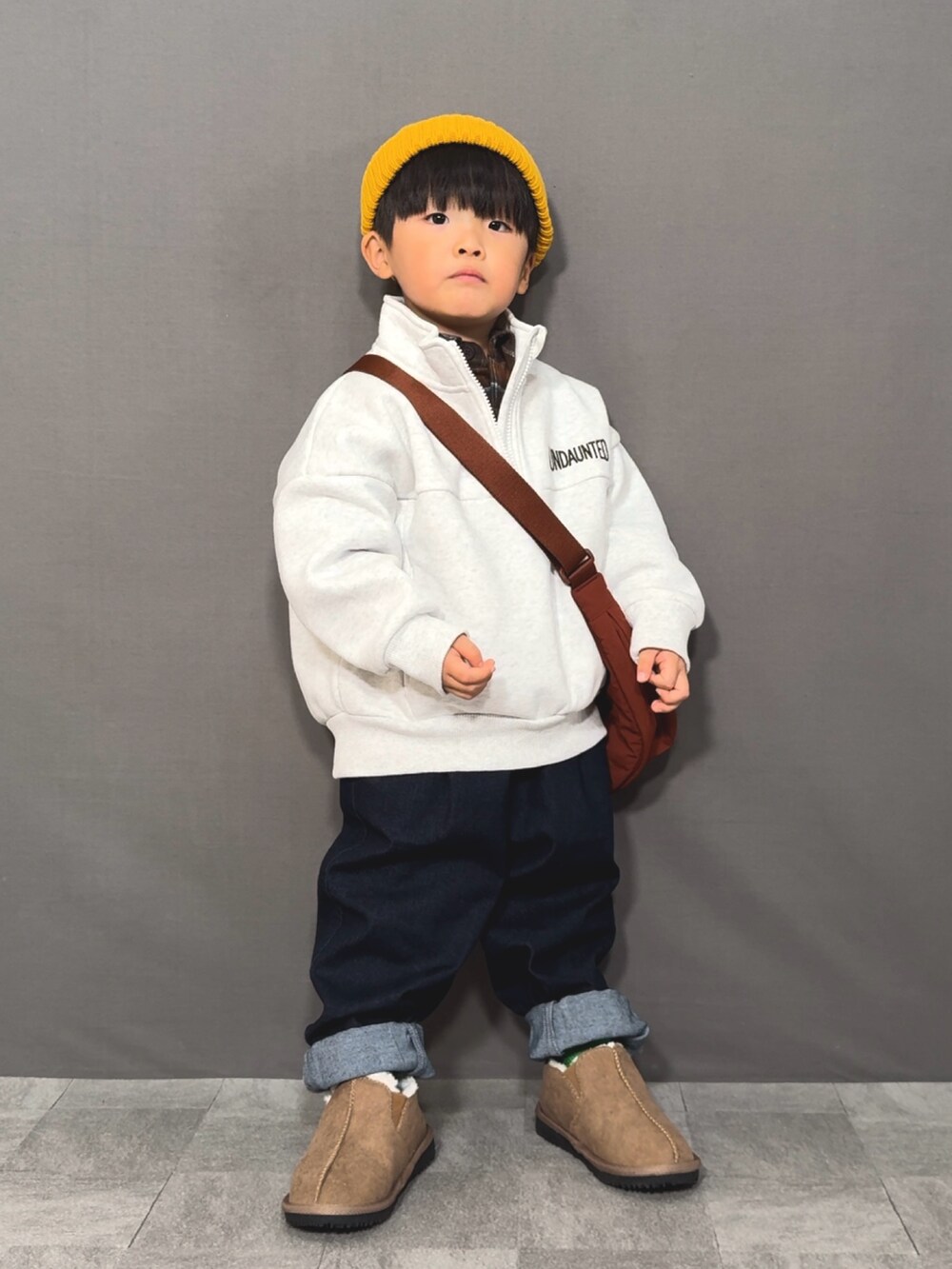 「休日スタイル、冬コーデ、ニット帽、ブーツ、デニム、ブラウン、チェック、シャツスタイル、レイヤードスタイル、ハーフジップ、スウェット、ショルダーバッグ、お出かけコーデ、きれいめカジュアル、ムートンブーツ」｜「GUのアイテム（スウェット、ホワイト系）」を使った、YU⭐︎さん（キッズ・90cm）の秋コーディネートの4枚目の写真