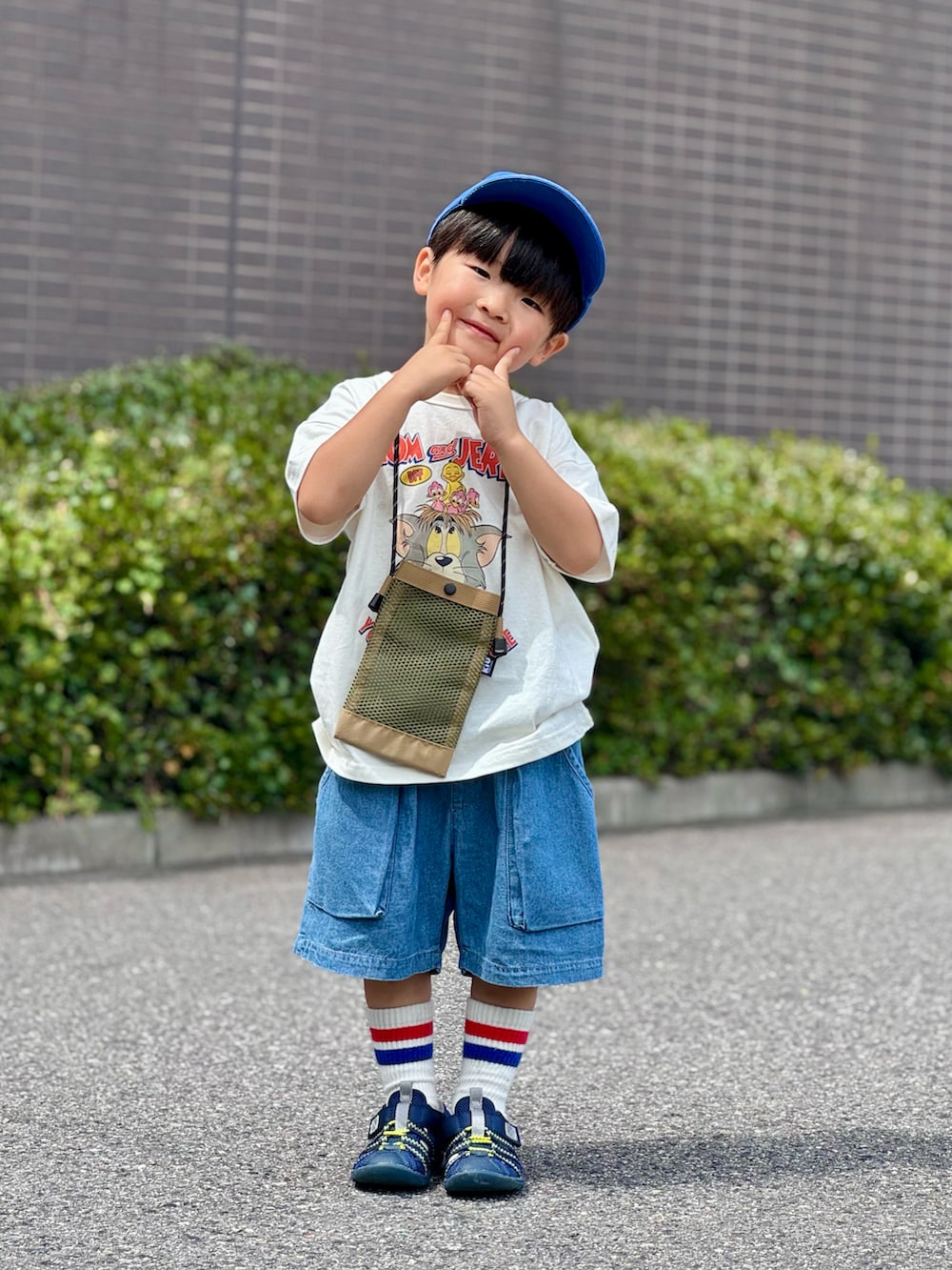 「夏コーデ、サンダル、お出かけコーデ、デニム、ハーフパンツ、プチプラ、ショルダーバッグ、フェススタイル、アウトドアスタイル、休日スタイル、テーマパークコーデ、カラーコーデ、夏ルックで気分アップ、ロゴT、白Tシャツ」｜「IFMEのKIDS｜IFME 両ベルトウォーターシューズ（サンダル、ブルー系）」を使った、YU⭐︎さん（キッズ・100cm）の夏コーディネートの2枚目の写真