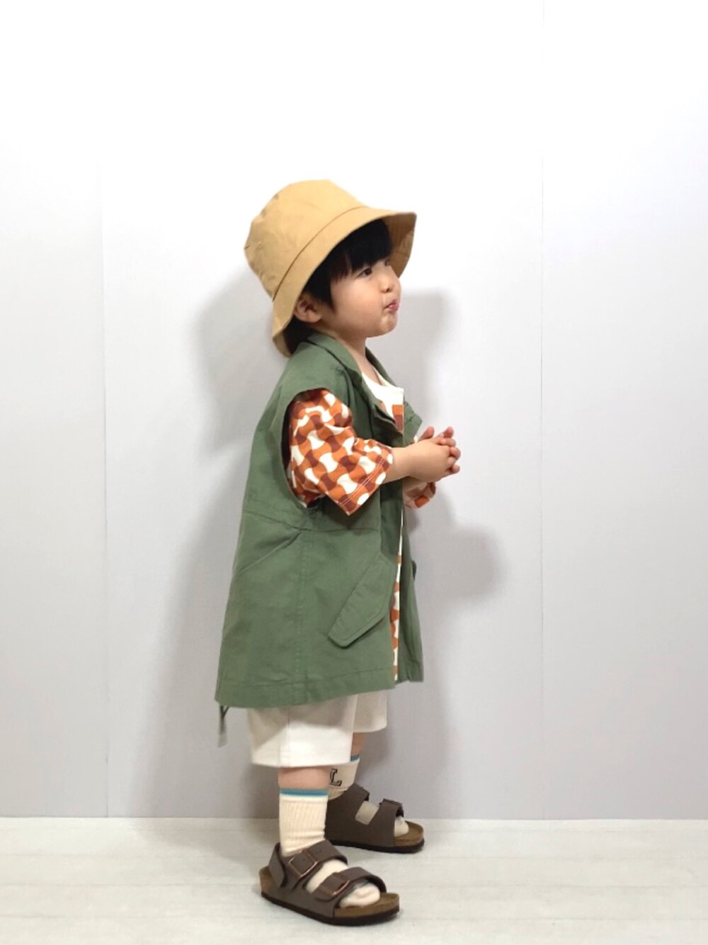 その他のTシャツ/カットソー、ホワイト系のその他パンツ、ブラウン系のサンダルを着用したキッズの春コーディネートの2枚目の写真