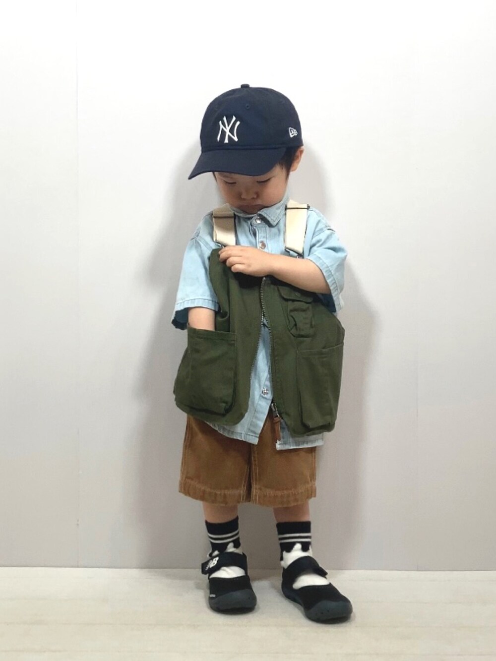 グリーン系のベスト、ブルー系のシャツ/ブラウス、ブラウン系のその他パンツを着用したキッズの夏コーディネートの2枚目の写真