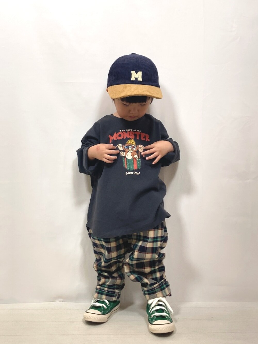 グレー系のトップス、ブルー系のその他パンツ、グリーン系のスニーカーを着用したキッズの秋コーディネートの5枚目の写真