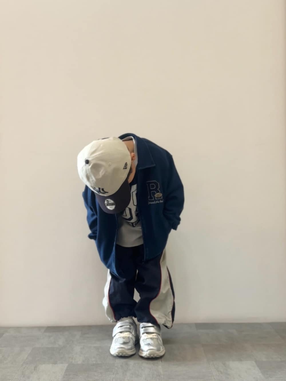 ブルー系のその他パンツ、シルバー系のスニーカー、ホワイト系のTシャツ/カットソーを着用したキッズの春コーディネートの4枚目の写真