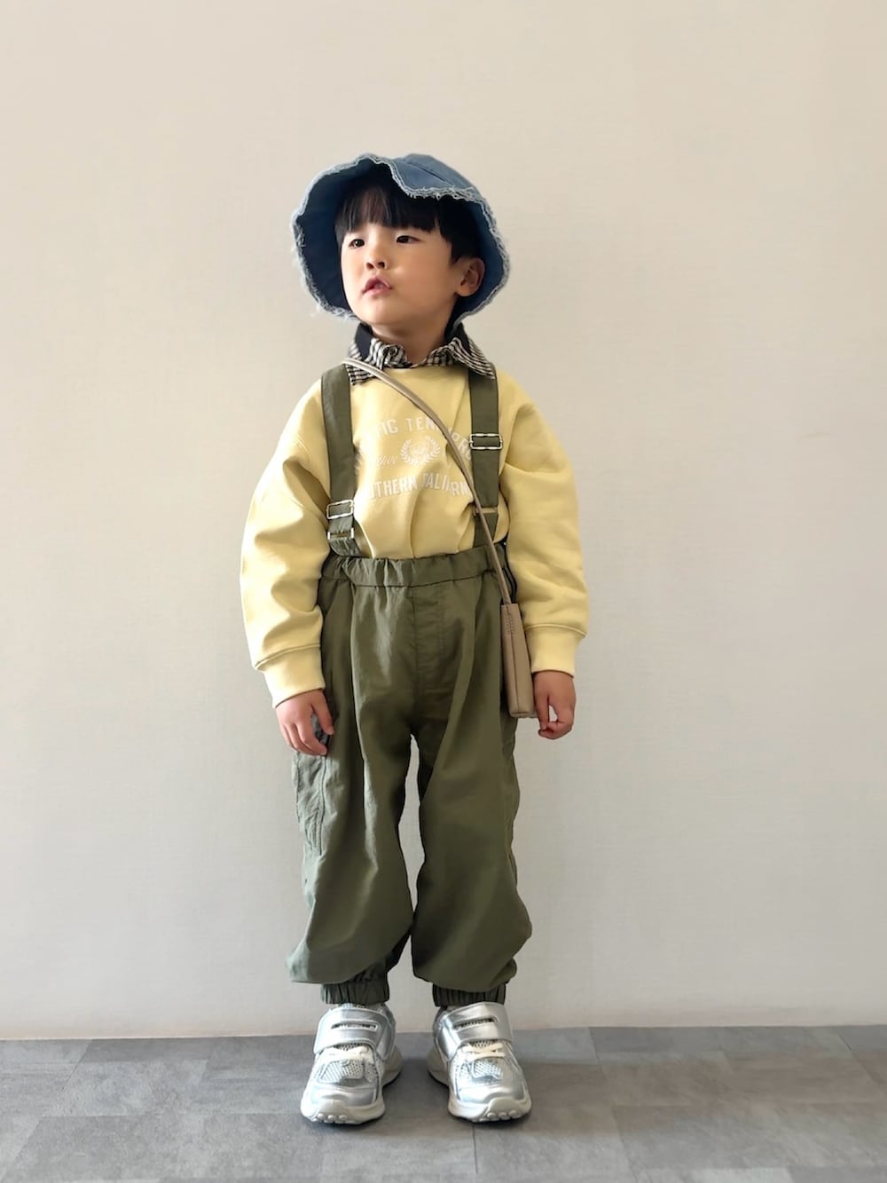 ブラック系のシャツ/ブラウス、グリーン系のその他パンツ、シルバー系のスニーカーを着用したキッズの春コーディネートの2枚目の写真