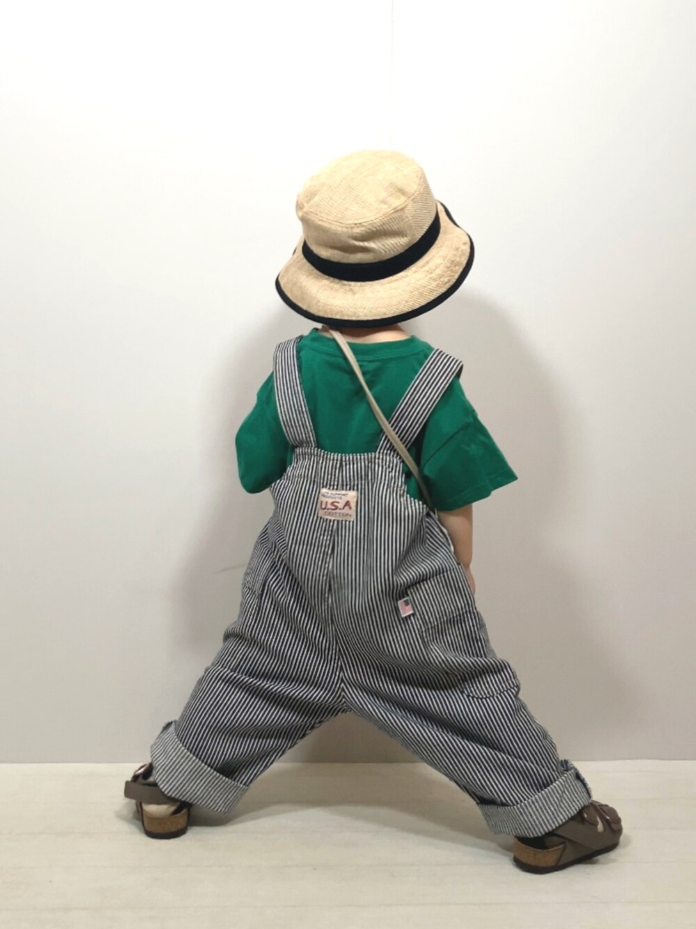 グリーン系のTシャツ/カットソー、その他のサロペット/オーバーオール、ベージュ系のショルダーバッグを着用したキッズの夏コーディネートの5枚目の写真