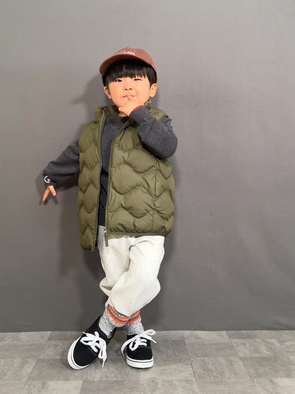 「レイヤードスタイル、冬コーデ、ベスト、ダウンベスト、スウェットパンツ、スニーカー、キャップ、韓国子供服、ニット、プチプラ、お出かけコーデ、休日スタイル、きれいめカジュアル、キルティング」｜「UNIQLOのアイテム（ベスト、グリーン系）」を使った、YU⭐︎さん（キッズ・100cm）の冬コーディネートの2枚目の写真