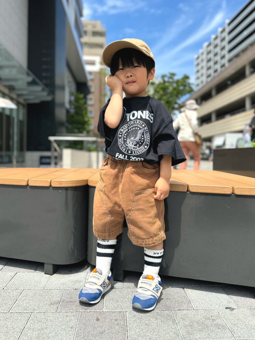 ブラック系のTシャツ/カットソー、ブラウン系のその他パンツ、その他のスニーカーを着用したキッズの夏コーディネートの2枚目の写真