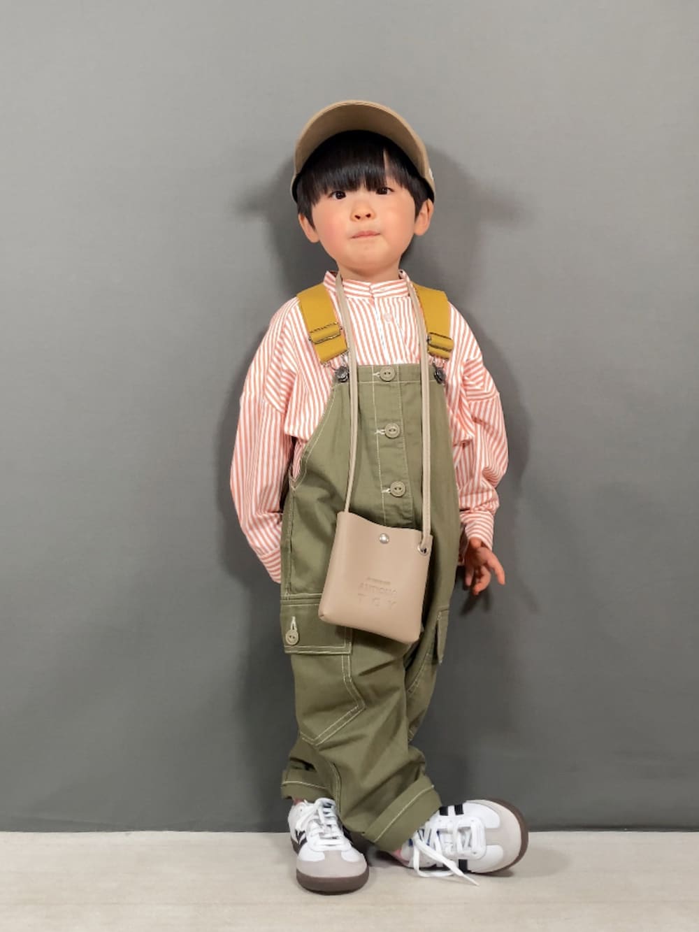 「春服みてみて、パステルカラー、スニーカー、ショルダーバッグ、キャップ、サロペット、レイヤードスタイル、カジュアルコーデ、お出かけコーデ、休日スタイル、スポーツミックス、春コーデ、シンプルコーデ、春のおしゃ見えテクニック、春色」｜「CIAOPANIC TYPYの【KIDS】バンドカラーストライプシャツ（シャツ/ブラウス、オレンジ系）」を使った、YU⭐︎さん（キッズ・90cm）の春コーディネートの2枚目の写真