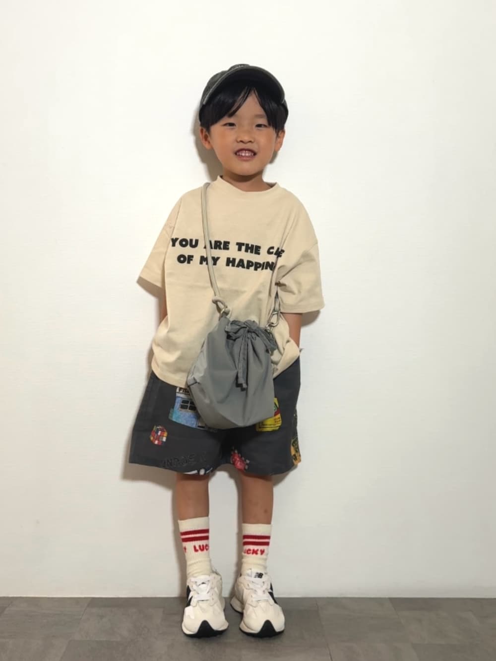 グレー系のショルダーバッグ、ブラック系のTシャツ/カットソー、グレー系のその他パンツを着用したキッズの春コーディネートの3枚目の写真