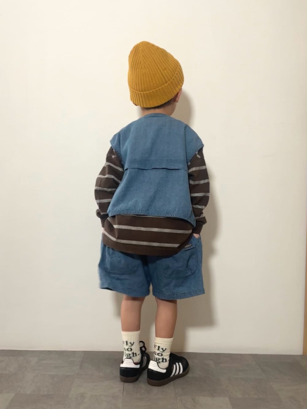 ブルー系のベスト、ブラウン系のTシャツ/カットソー、ブルー系のその他パンツを着用したキッズの春コーディネートの4枚目の写真