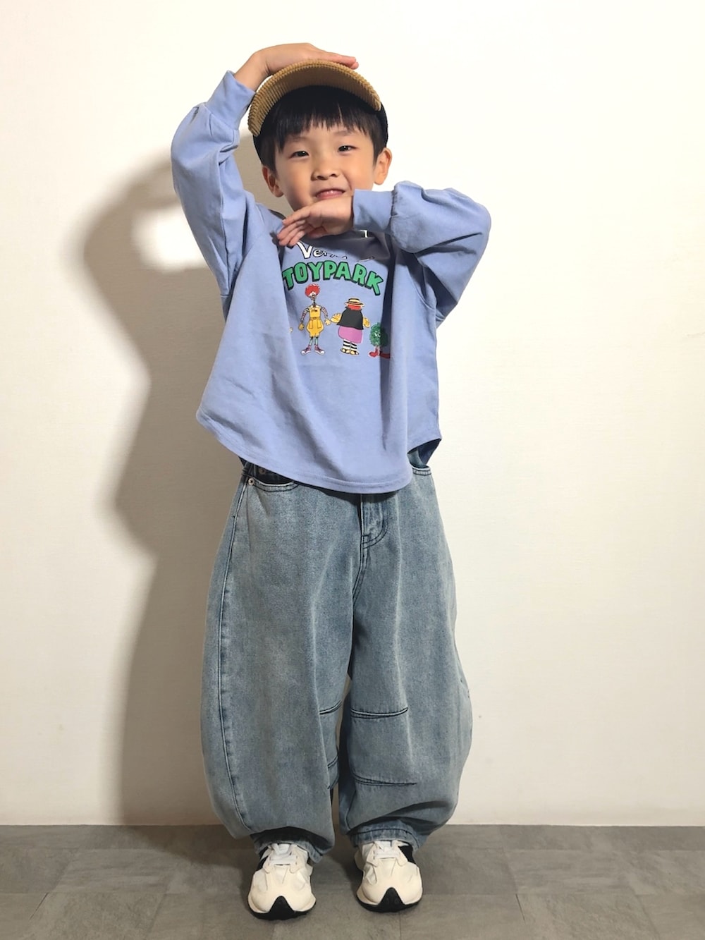 パープル系のTシャツ/カットソー、ホワイト系のスニーカー、ブルー系のデニムパンツを着用したキッズの夏コーディネートの2枚目の写真