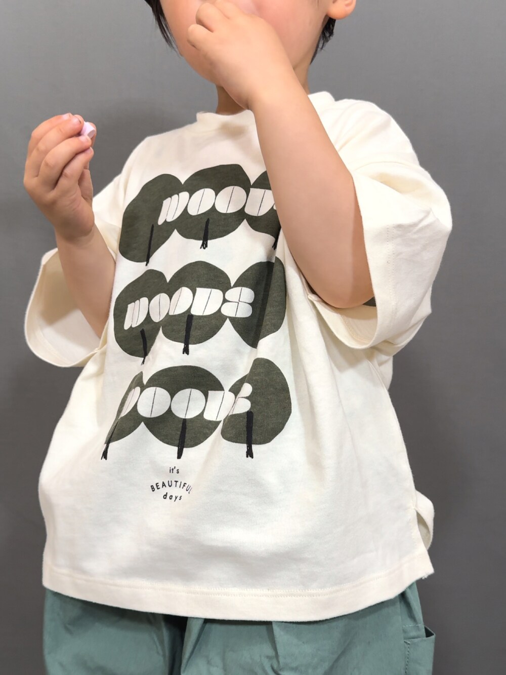 ブラック系のTシャツ/カットソー、グリーン系のその他パンツ、ブラック系のショルダーバッグを着用したキッズの春コーディネートの5枚目の写真